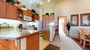 Kjøleskap, mikrobølgeovn, ovn og oppvaskmaskin