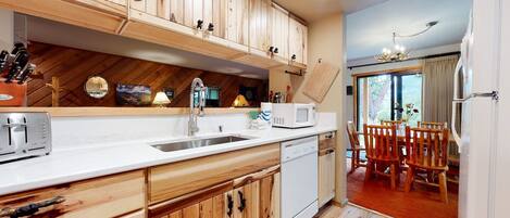 Jääkaappi, mikroaaltouuni, uuni, astianpesukone