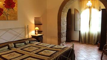 5 bedrooms, iron/ironing board, free WiFi, bed sheets