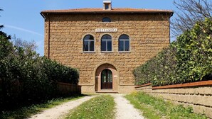 Ein Steinhaus mit einem Schild, auf dem 'FETRAMORA' steht, am Eingang.
