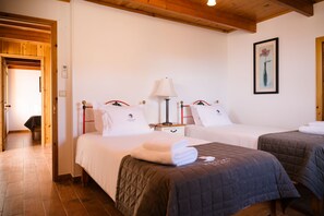 3 habitaciones, tabla de planchar con plancha y ropa de cama 