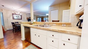 Kühlschrank, Mikrowelle, Ofen, Geschirrspüler