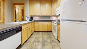 Kühlschrank, Mikrowelle, Ofen, Geschirrspüler