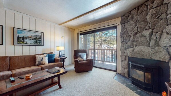 Fernseher, Kamin, Stereoanlage