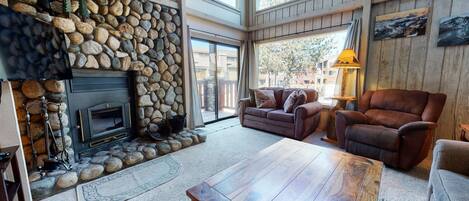 Televisie, een open haard en een dvd-speler