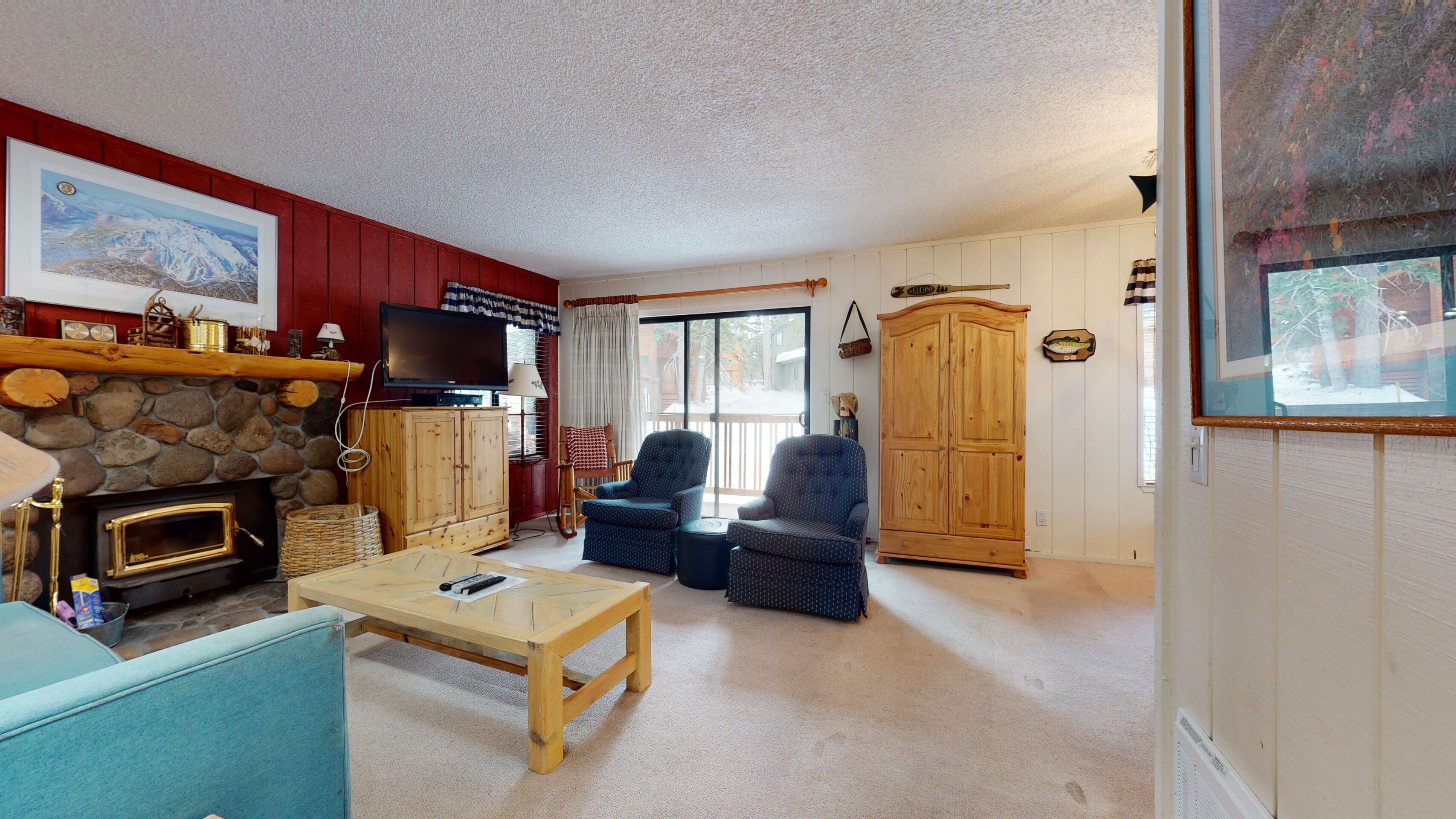 Télévision, cheminée, lecteur de DVD