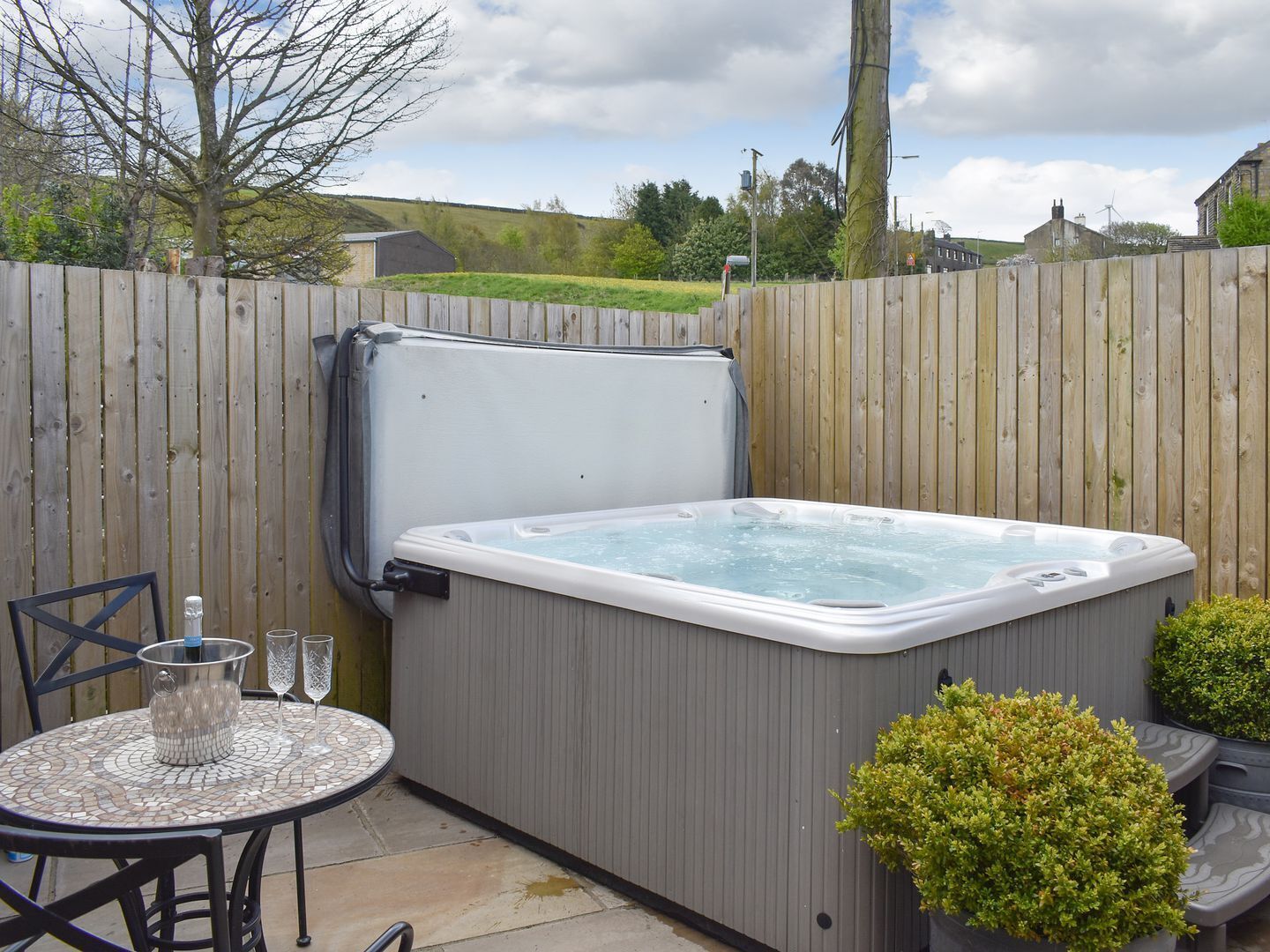 A wonderful opportunity for a rural break on the edge of the Peak District National Park.