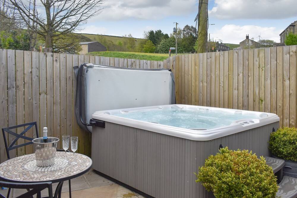 A wonderful opportunity for a rural break on the edge of the Peak District National Park.