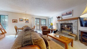 Een televisie, een open haard en een stereo