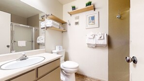 Shower, towels - Summit 258 Pet-Friendly, Comfortable, Great Complex Amenities by RedAwning (Mammoth Lakes)