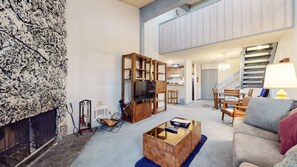 Fernseher, Kamin, Stereoanlage