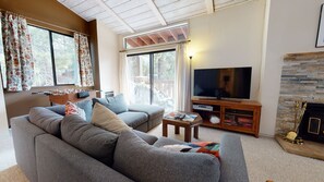 Fernseher, Kamin, DVD-Player