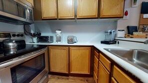 Kühlschrank, Mikrowelle, Ofen, Geschirrspüler