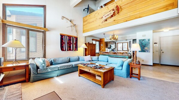 TV, caminetto, lettore DVD, impianto stereo