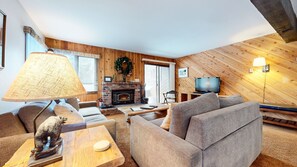 Fernseher, Kamin, DVD-Player, Stereoanlage