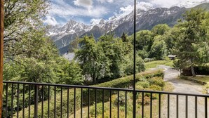 A mountain view with a path leading to a building, surrounded by trees and a railing. - Chalet Birdie + Mazot: elegant and spacious property in Les Houches (Les Houches)