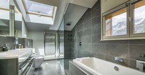 Douche, sèche-cheveux, serviettes fournies