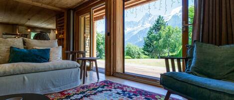 Smart-tv, een open haard en een dvd-speler