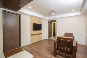 Quarto superluxo | Área de estar | TV LED 43 polegadas com canais via satélite, TV, lareira