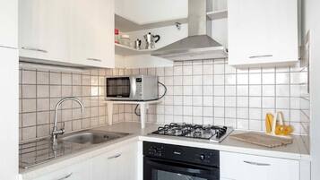 Kühlschrank, Ofen, Wasserkocher mit Kaffee-/Teezubehör