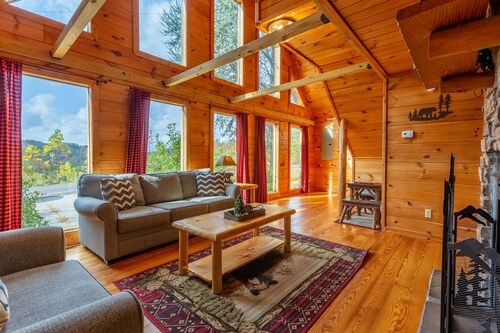 Amazing Mountain View Cabin with Jacuzzis, Hot Tub & StarlinkWIFI! Pets Welcome!