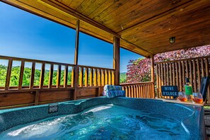 Outdoor spa tub - Honeymoon Suite with Amazing Views, Jacuzzi, Hot Tub & Starlink WIFI (Sevierville)