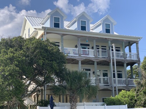 NEW Beautiful Custom Build Beach Home. Oceanview Private Heated Pool