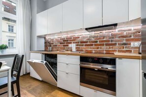 Fridge, oven, stovetop, dishwasher