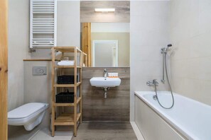 Bathtub, hair dryer - Garbary 59 Poznań | Perfect Apartment for Large Families | 2 bedrooms (Poznan)