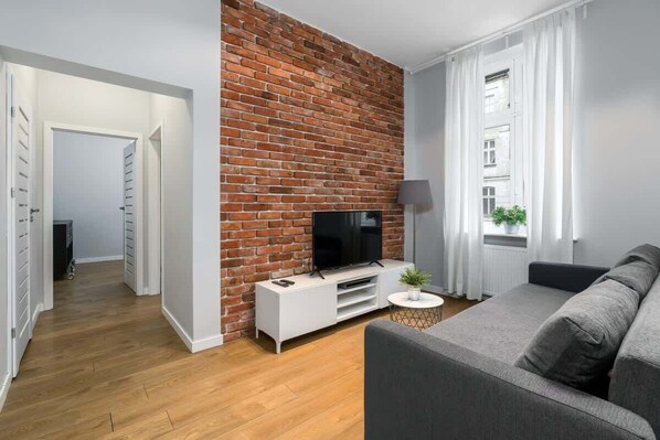 TV - Garbary 59 Poznań | Perfect Apartment for Large Families | 2 bedrooms (Poznan)