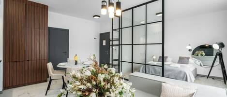 1 slaapkamer, een strijkplank/strijkijzer, wifi, beddengoed