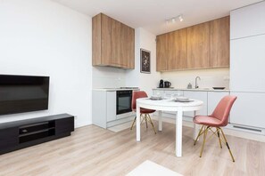Fridge, oven, stovetop, dishwasher - Skierniewicka 34A | Warsaw | Pastel Apartment | A/C | Parking (Warszawa)
