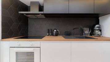 Frigorífico, horno, placa de cocina y lavavajillas