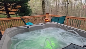 Outdoor spa tub - Unique mountain getaway! Hot tub, game room, year round community pool! (Ellijay)