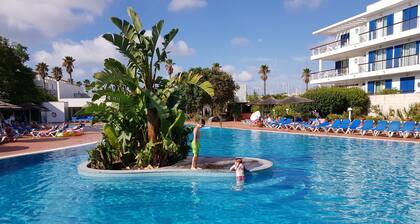 Spacious Marina Apartment lovely balcony view, near to pool, WiFi & UK Tv