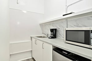Mikrowelle, Herdplatte, Wasserkocher mit Kaffee-/Teezubehör, Toaster