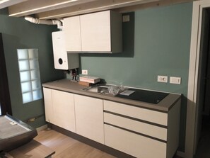 Fridge, stovetop, coffee/tea maker, electric kettle
