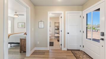 2 bedrooms, desk, iron/ironing board, free WiFi