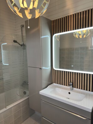 Baignoire, sĂšche-cheveux, papier toilette