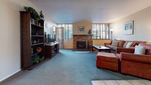 Een televisie, een open haard, een dvd-speler en een stereo