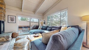 Fernseher, Kamin, DVD-Player, Stereoanlage