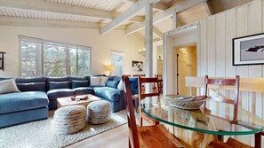 Fernseher, Kamin, DVD-Player, Stereoanlage