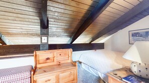 1 dormitorio, tabla de planchar con plancha, wifi y ropa de cama