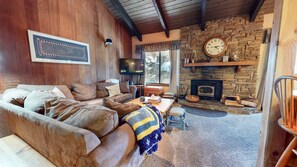 TV, fireplace, DVD player - Discovery 4 108 Great Complex Amenities, Close to Canyon Lodge by RedAwning (Mammoth Lakes)