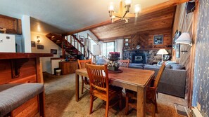 Dining - Mammoth Sierra Townhomes 21 Rustic and Spacious Mountain Townhome, Walk to Shops and Restaurants by RedAwning (Mammoth Lakes)
