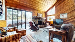 Fernseher, Kamin, DVD-Player