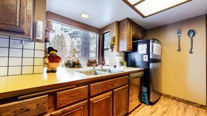 Kühlschrank, Mikrowelle, Ofen, Geschirrspüler