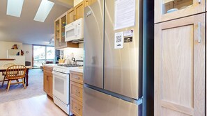 Fridge, microwave, oven, dishwasher - Snowcreek V 933 Bright and Spacious, Private BBQ, Washer Dryer, Pet-Friendly by RedAwning (Mammoth Lakes)