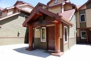 Exterior - Eagle Run 212 Ski-in Ski-Out Luxury Mountain Cabin with Private Washer Dryer by RedAwning (Mammoth Lakes)