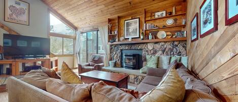 テレビ、暖炉、DVD プレーヤー、書斎 / ワークスペース